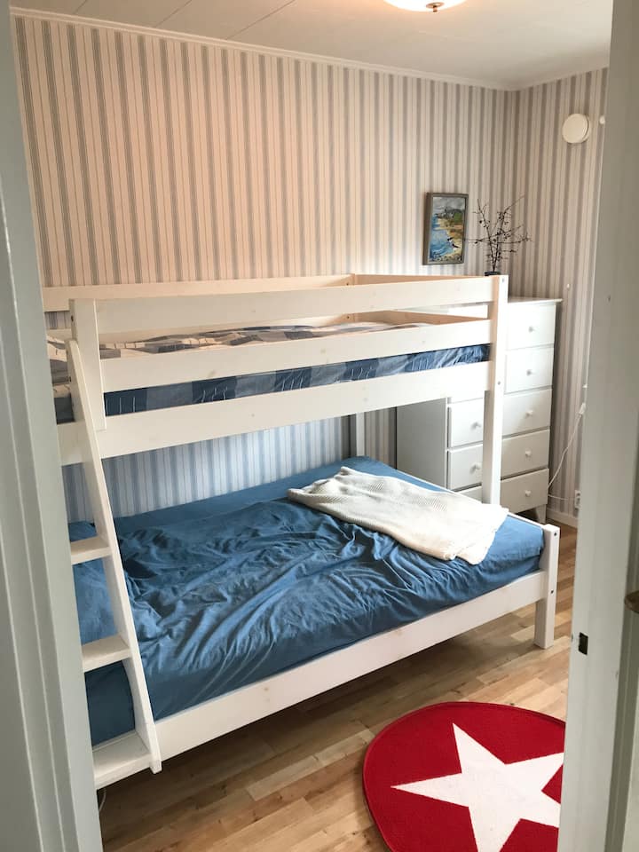 Spálňa 2, kde je horná posteľ široká 90 cm a spodná posteľ je široká 120 cm.