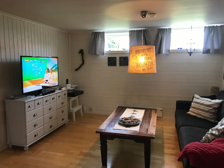 TV so základným rozsahom Allente, DVD prehrávačom a filmami.

Rozkladacia pohovka a poschodová posteľ.