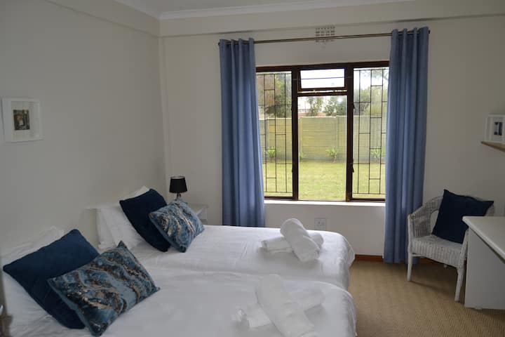 วิวสวนเตียงเดี่ยว 2 หลังที่สามารถแยกออกจากกันได้หากจำเป็น โต๊ะทำงาน/โต๊ะเครื่องแป้งกระจกและเก้าอี้ 