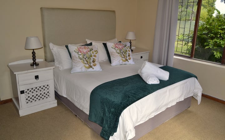 ห้องพักในสวนที่สวยงามพร้อมวิวสวนและเตียงควีนไซส์ห้องน้ำข้างบ้าน 