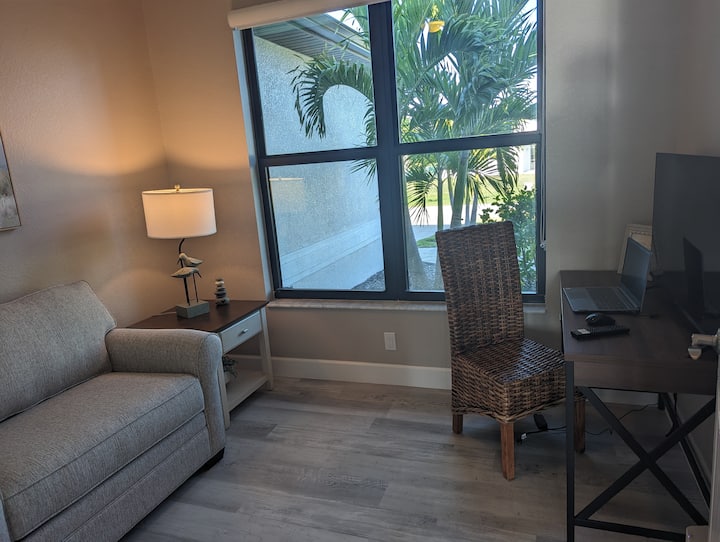 Toto brloh poskytuje gauč, ktorý sa mení na oddelenú posteľ na spanie navyše. Má šatník na odkladanie oblečenia, stropný ventilátor a vyhradený pracovný priestor.