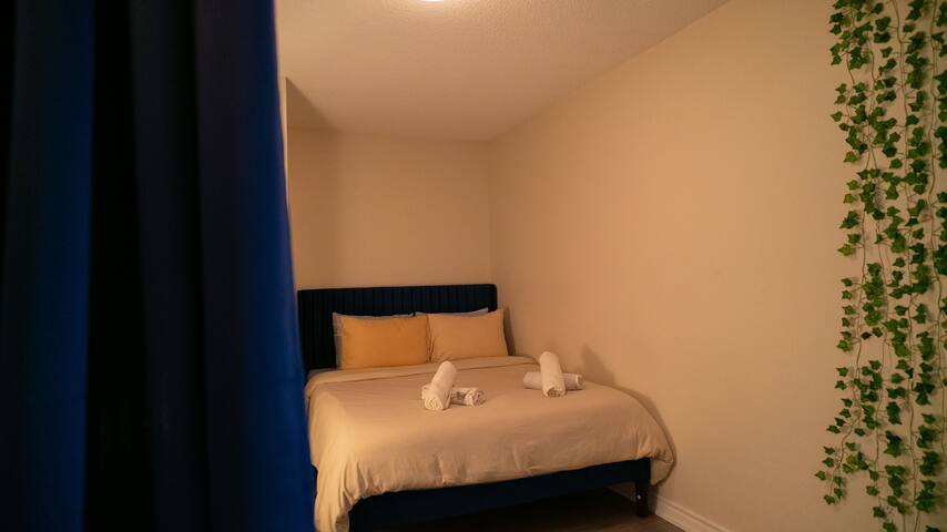 Beautiful and Central 3 Bedroom Condo with Parking gallery image 3