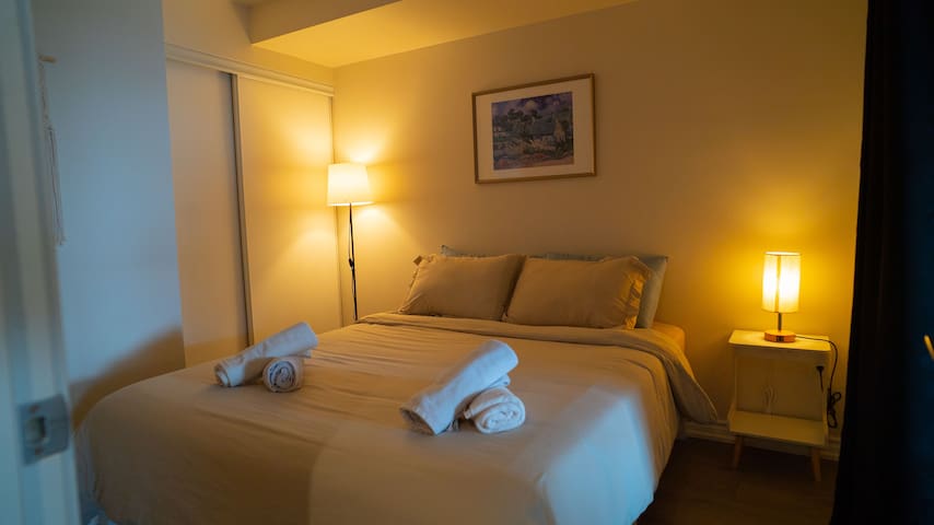 Beautiful and Central 3 Bedroom Condo with Parking gallery image 2