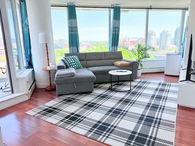 Downtown,FreeParking,Pool,Comfy,Ocean/Montain View