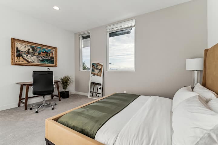 Primarna spavaća soba s bračnim krevetom, privatnom kupaonicom s dva umivaonika, mini split klima-uređajem i radnim stolom. 