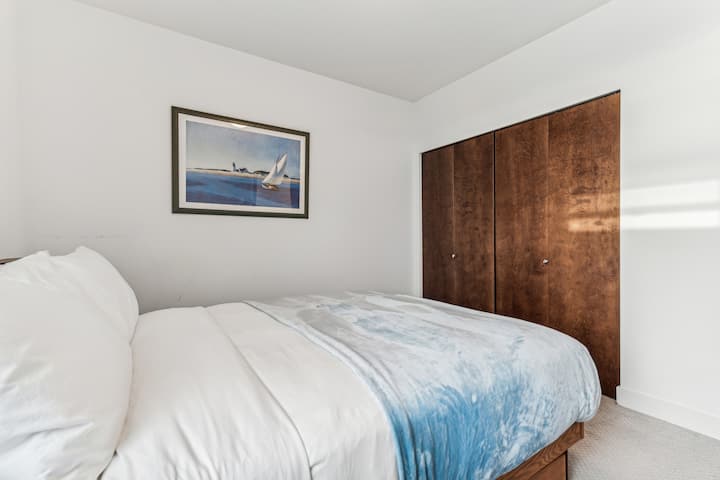 Spavaća soba u prizemlju s bračnim krevetom.