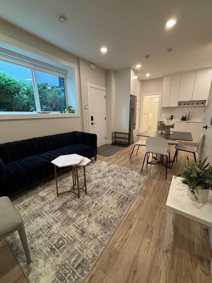 Bright 2br Suite In North Vancouver - Grouse Mountain