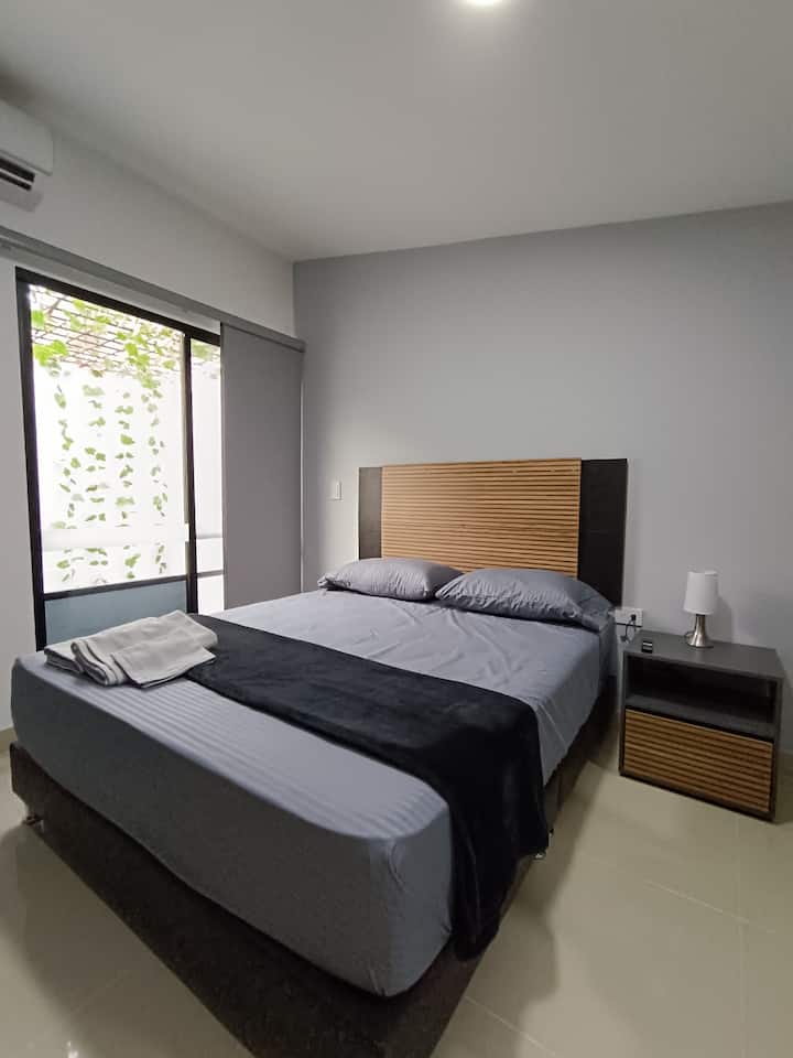 Queen bed 1,60x1,90 for an Excelente descanso. the entire space has an air conditioning of 18 Btu, Buscanos on Internet or on Youtube and on social networks Hospedaje Mi Fortaleza en Cali