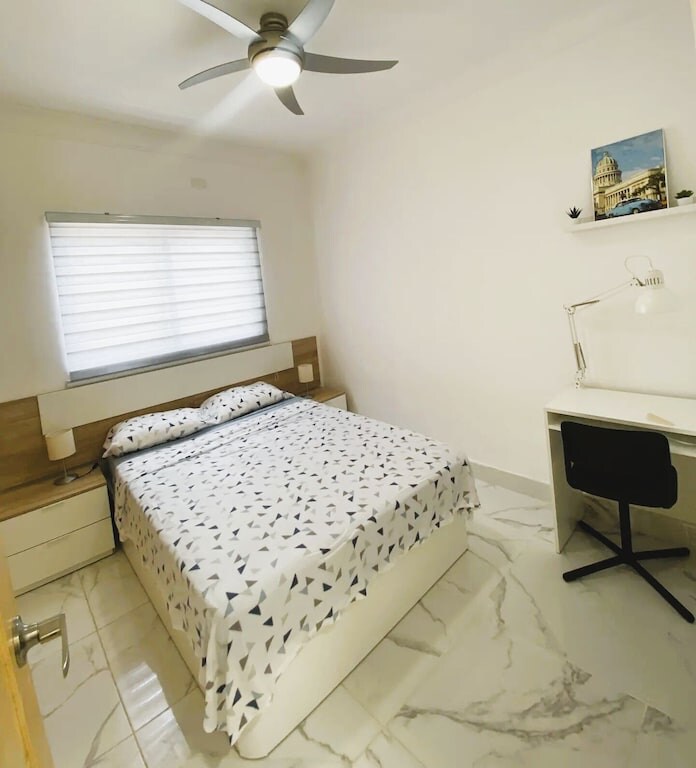 Ლამაზი და კომფორტული ოთახი სამუშაოდ ან სასწავლებლად. 