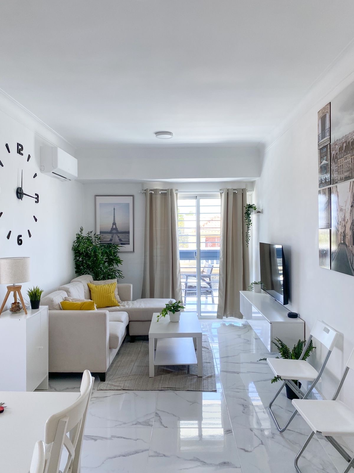 Არაჩვეულებრივი სივრცე კონდიციონერით, მარტივი ადაპტირებულობითა და დაცვით, აივანზე გასასვლელით, სმარტ-ტელევიზორითა და Wi ‑ Fi ქსელით