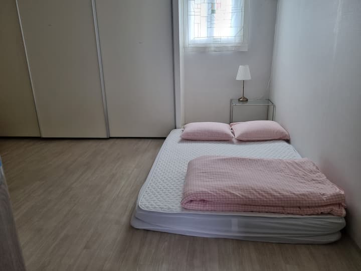 เพิ่มแผ่นรองสำหรับผู้เข้าพักมากกว่า 5 คน
ล็อคสำหรับ 4 คนหรือน้อยกว่า