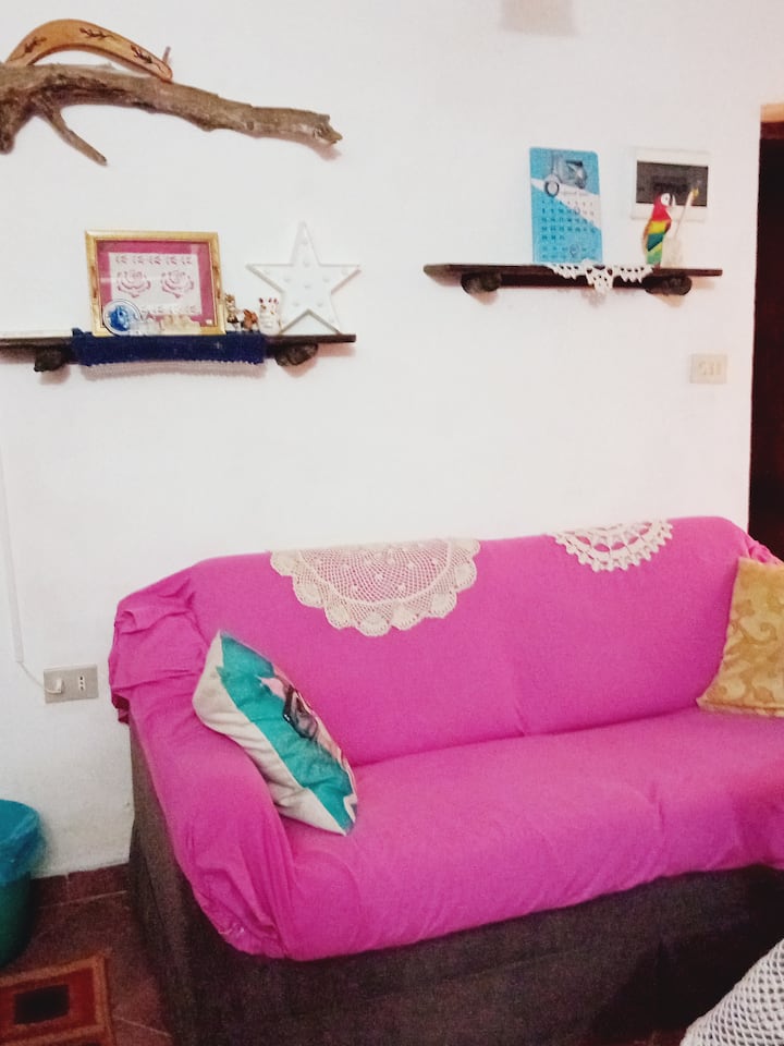 sul divano i centrino fatti da mia nonna...qui in versione estiva,ad ogni ospite  cambiamo la copertura.