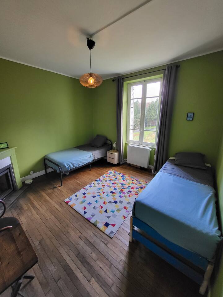 חדר ילדים/מבוגר עם 3 מיטות אפשריות.