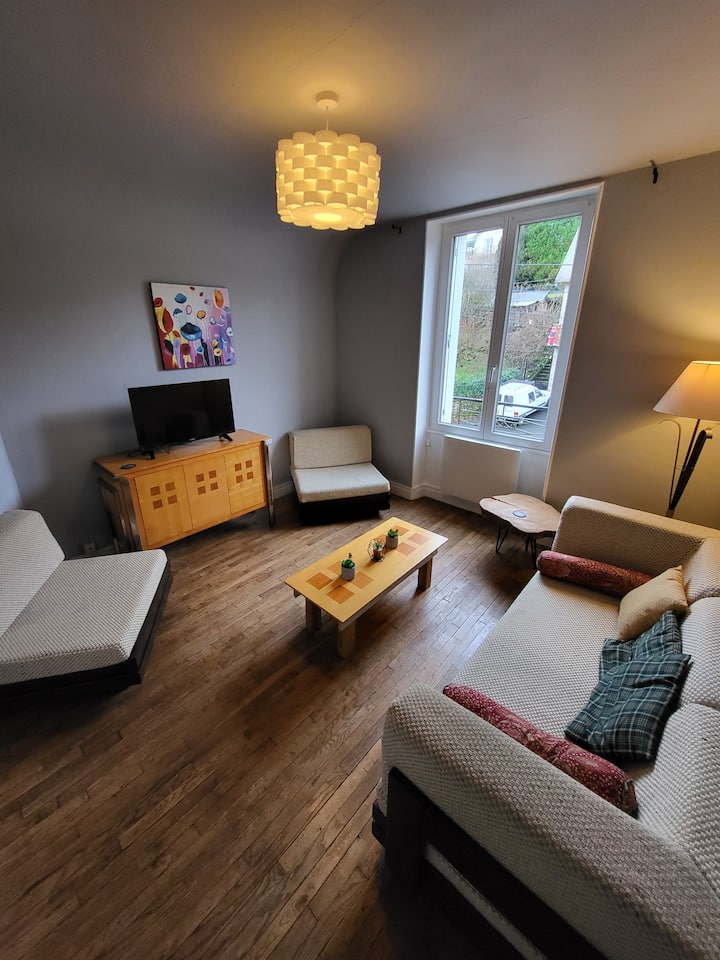 סלון בקומה הראשונה עם ספה אחת. שינה 1 מיטה