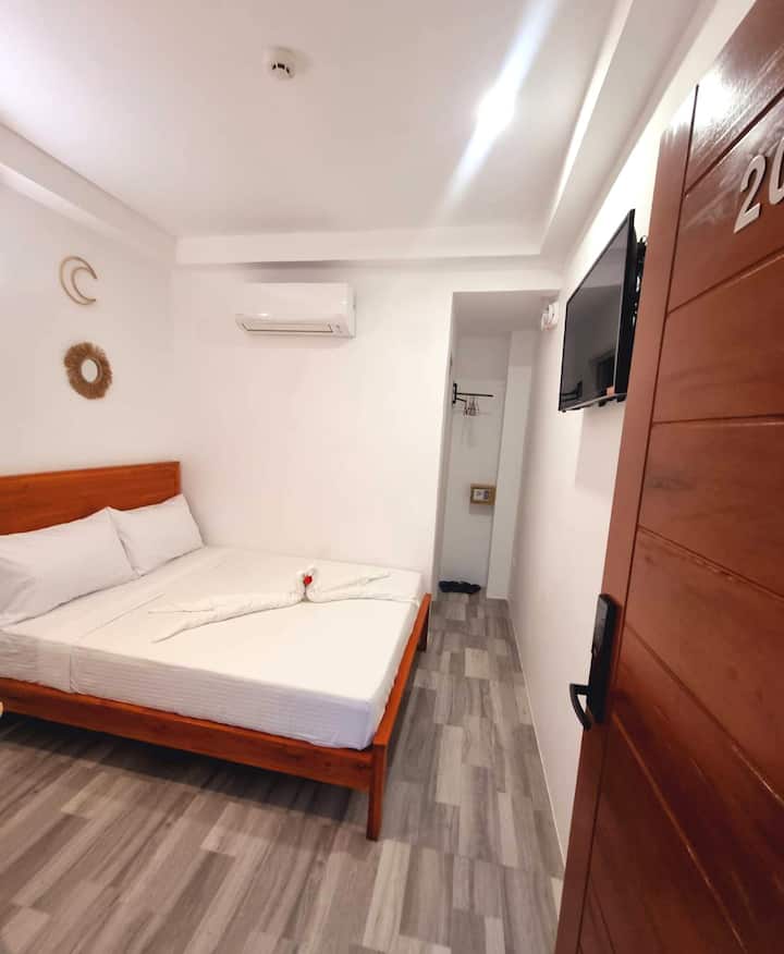 č. 202, 101, 102
3. až 5. izba
bez balkóna 
1 veľká manželská posteľ v každej izbe