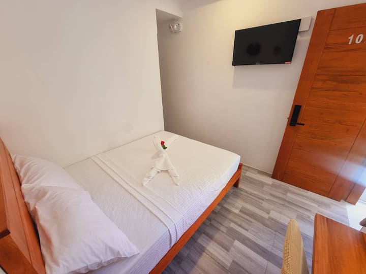 č. 202, 101, 102
3. až 5. izba
bez balkóna 
1 veľká manželská posteľ v každej izbe