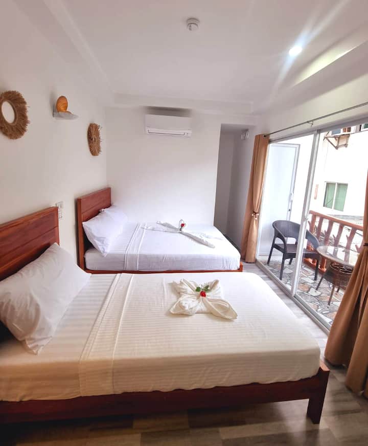 #203
2. izba.
s balkónom 
1 manželská posteľ + 1 jednolôžko