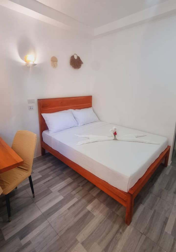 #202 101  102
3. až 5. izba
bez balkóna 
1 veľká manželská posteľ v každej izbe