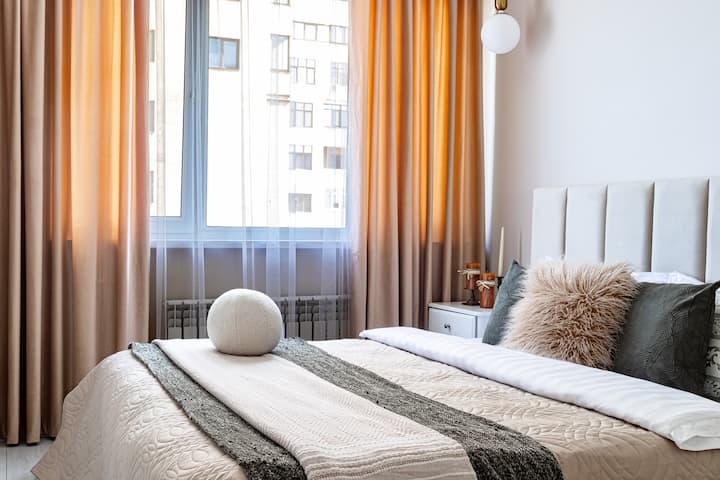 Profitez d'un sommeil paisible dans une ambiance chaleureuse :

Lit queen de luxe
Draps blancs et impeccables
Oreillers de qualité hôtelière
Plusieurs options d'éclairage pour le confort à tout moment de la journée
Des tables de nuit, une commode et une garde-robe
Vue imprenable sur les montagnes