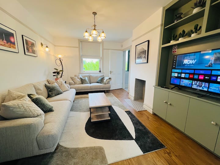 Bright 4bed Townhouse In The Heart Of Westport - ウェストポート