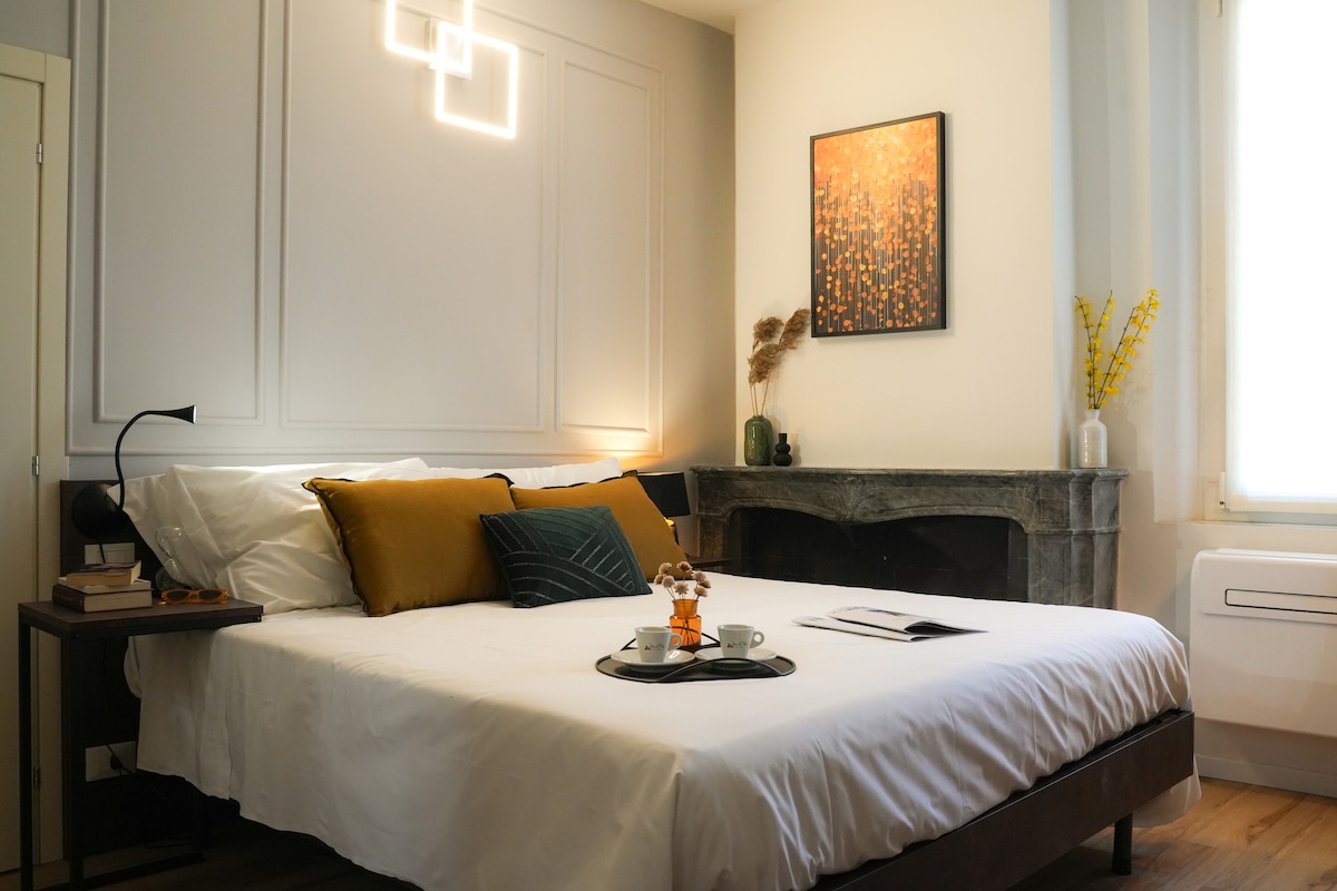 Una maravillosa chimenea antigua embellece la habitación.