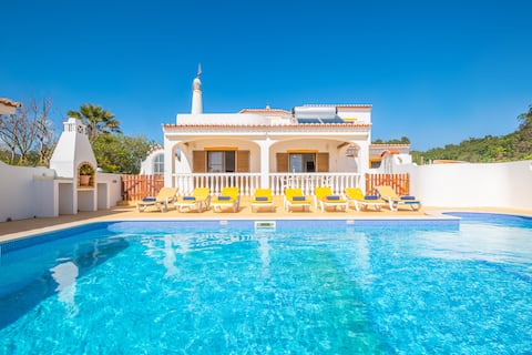 Fantastic Villa, 4 Bedrooms, Wi-Fi, BBQ and Pool