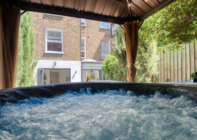 London Queen’s Park with cinema & gaming room