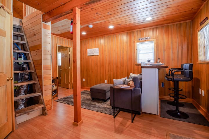 يبدو وكأنه بيت الشجرة الخاص بك في طفولتك - ولكن مع مقاعد أفضل والنبيذ.

