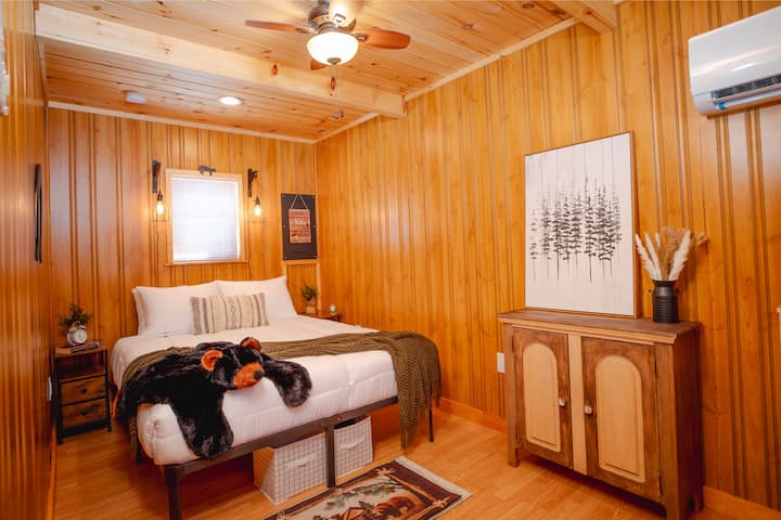 غرفة نوم "Bear-y" المريحة في منتزه أديرونداك في شمال ولاية نيويورك