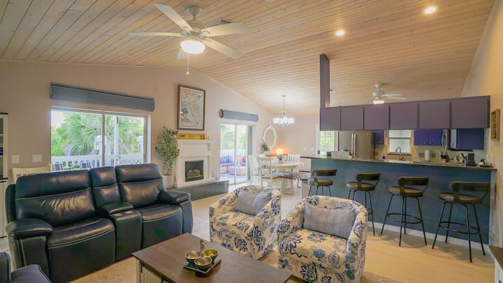 Sala de estar abierta, cocina y comedor.