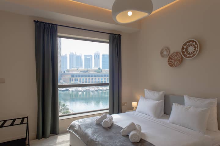 Შეიგრძენით სიმშვიდე მარინას მიმზიდველი ხედით ჩვენი დიდი ზომის საწოლიდან, რომელიც სავსეა სრულიად ახალი მეხსიერების ქაფის მატრასით შეუდარებელი კომფორტისთვის. Თქვენი რელაქსაციისთვის ყველაზე რბილი ბალიშები და თეთრეული შევარჩიე.