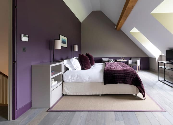 Bright, airy bedroom with a comfortable king-size bed, plus a small table and chairs for enjoying your morning coffee. There’s also a TV for a bit of evening relaxation.