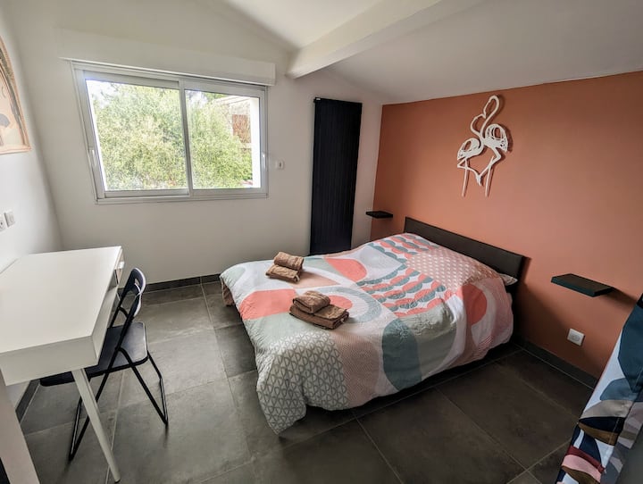 dhomë gjumi e bollshme dhe divan krevat cilësor me fjetje 140x190cm. 
Mund ta lësh në një divan BZ për më shumë hapësirë.