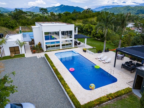 Modern property/tennis court/AC/BBQ/games