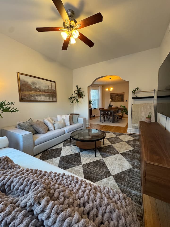Large 3br /2ba Duplex• King • Parking - Chicago, IL