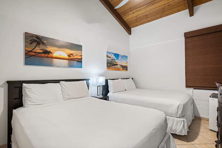 تحتوي غرفة النوم في الطابق الرئيسي على سريرين بحجم كوين!  هناك أيضًا وحدة تكييف مستقلة في هذه الغرفة مما يجعل النوم في مناخ جميل يمكن التحكم فيه.