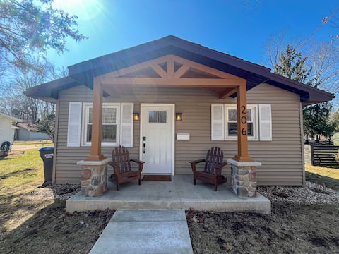 Renovated w/ HOT TUB Perfect Winona Lake Location