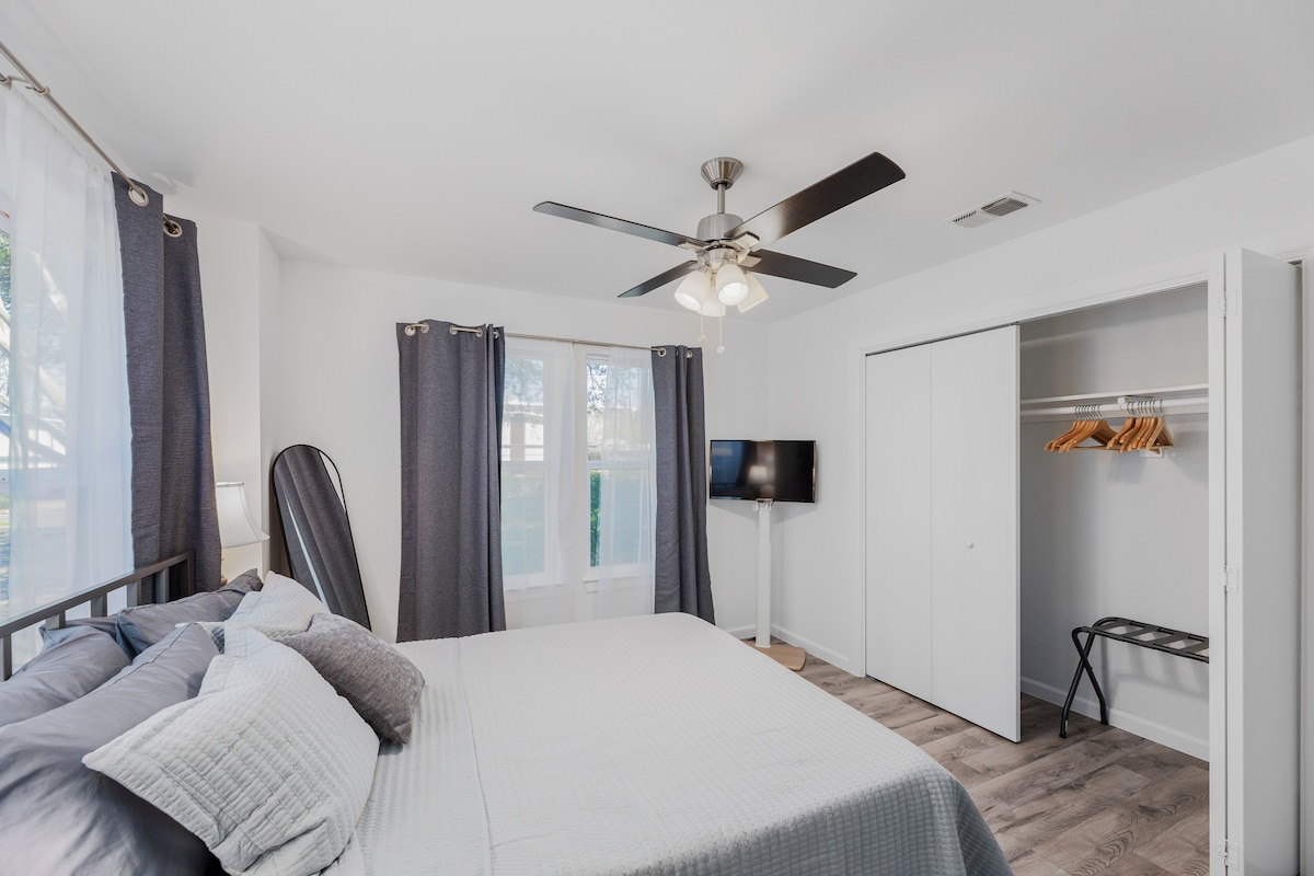 Cozy Condo in Central Austin ~ 2BR/1BA, Sleeps 6