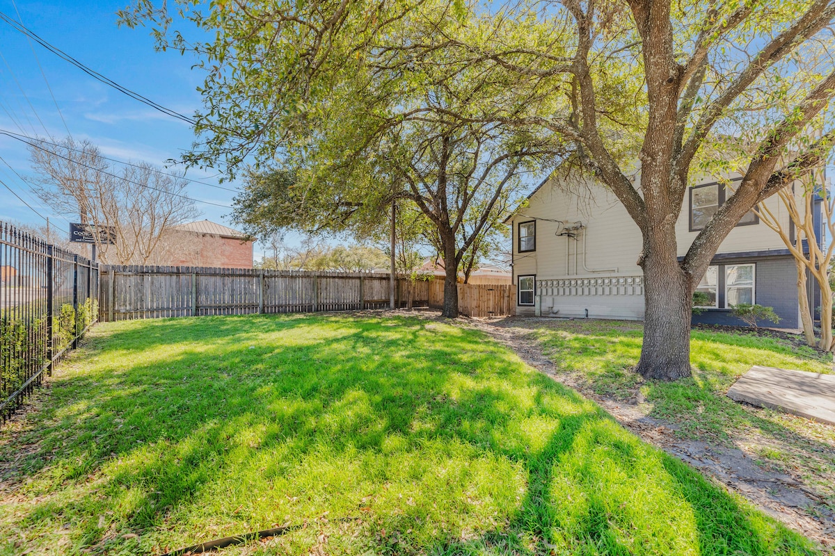 Cozy Condo in Central Austin ~ 2BR/1BA, Sleeps 6