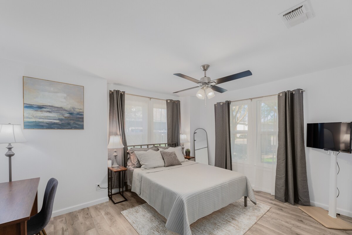 Cozy Condo in Central Austin ~ 2BR/1BA, Sleeps 6