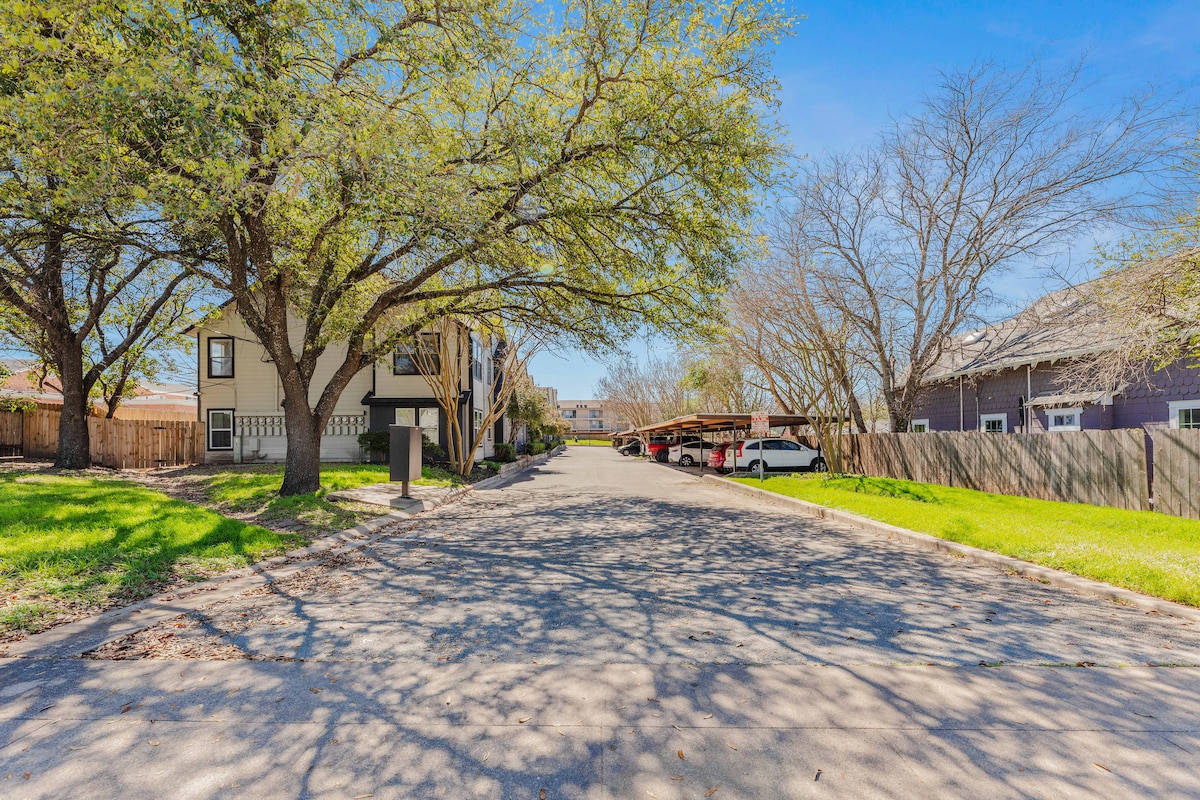 Cozy Condo in Central Austin ~ 2BR/1BA, Sleeps 6