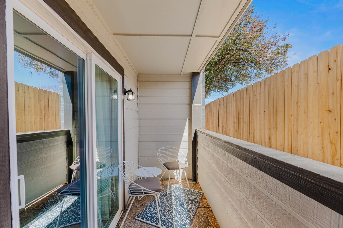 Cozy Condo in Central Austin ~ 2BR/1BA, Sleeps 6