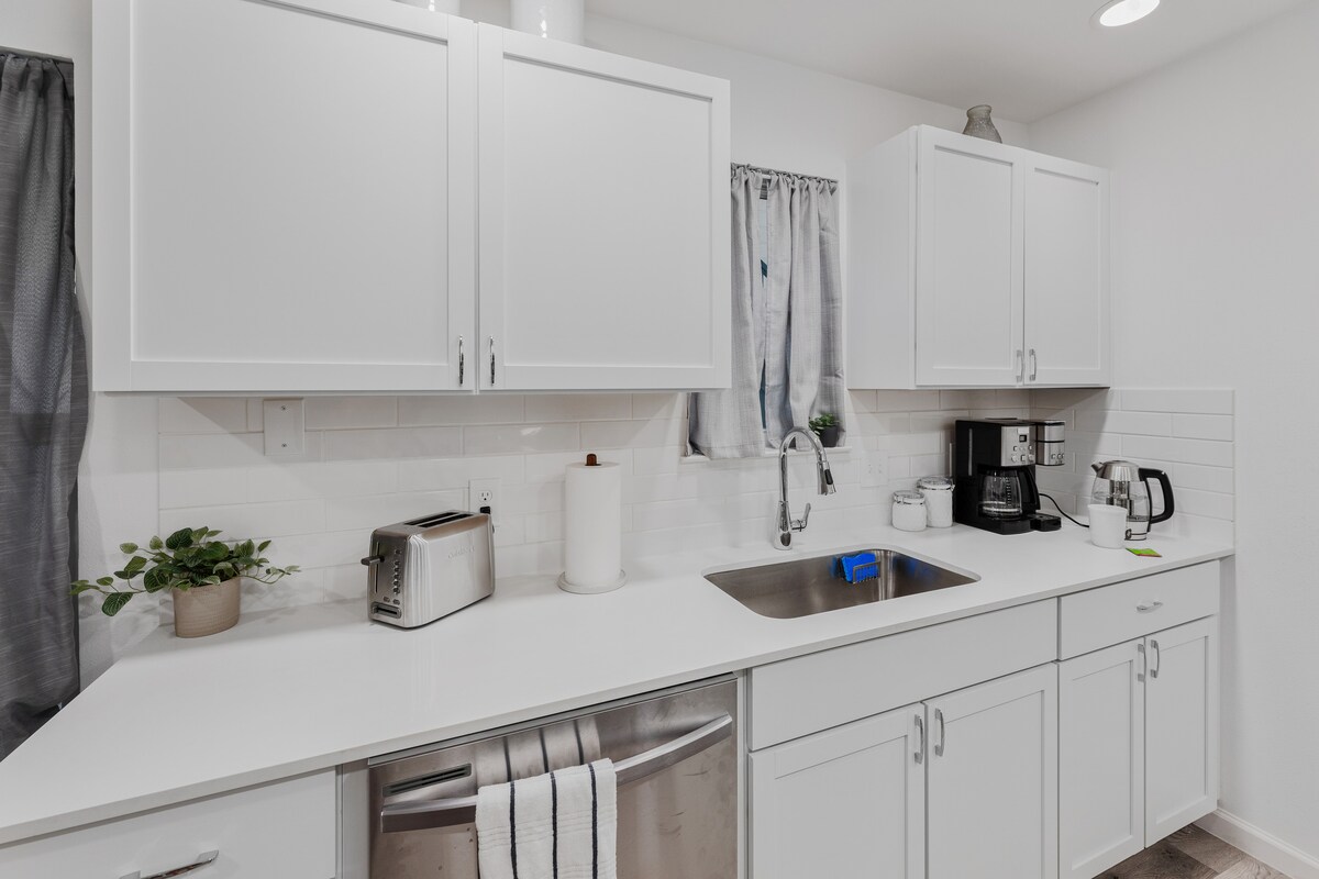Cozy Condo in Central Austin ~ 2BR/1BA, Sleeps 6