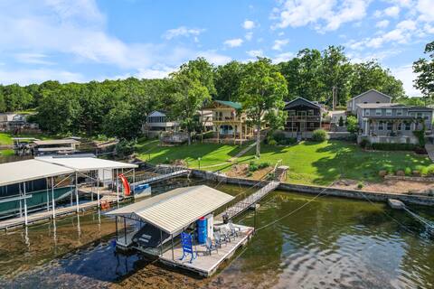 LOTO Lake house with Bunkhouse and Hot tub!