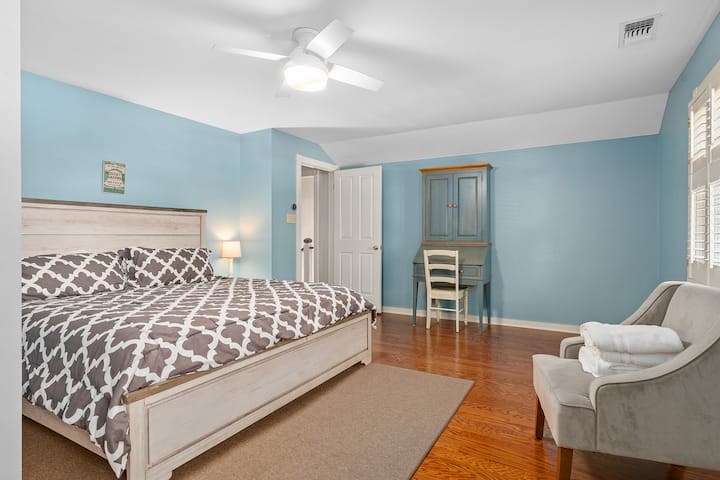 Manželská posteľ pripojená k kúpeľni Jacka a Jill. 