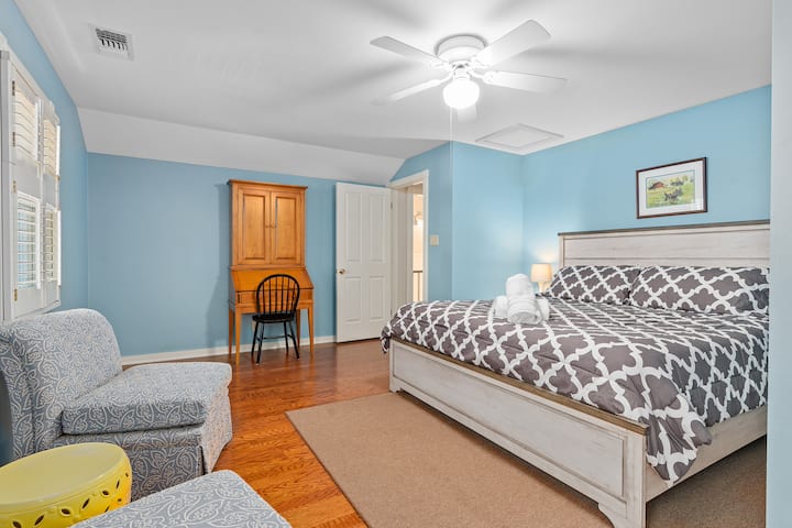 Manželská posteľ pripojená k kúpeľni Jacka a Jill. 