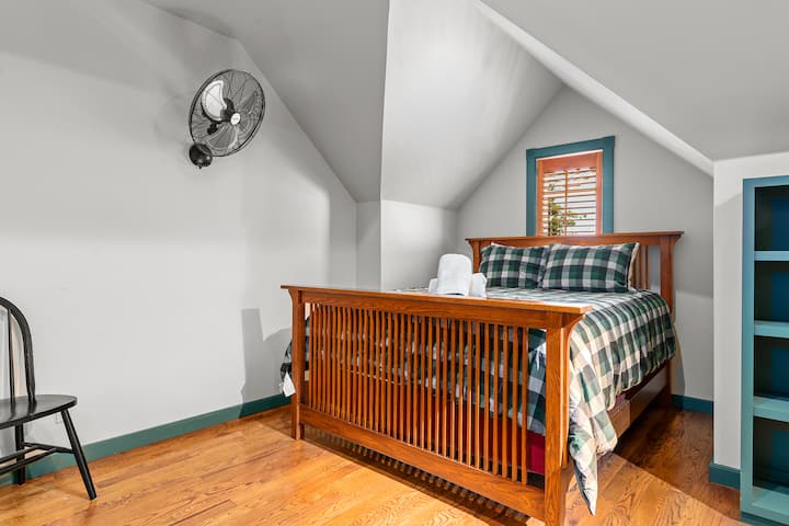 Manželská posteľ.  Súkromná spálňa s vlastnou kúpeľňou. 