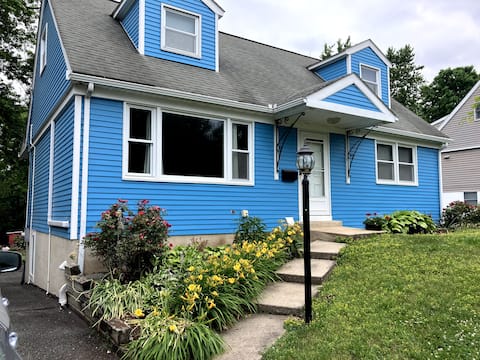 Sunny Blue l Cheerful 4BR Home in Elizabethtown