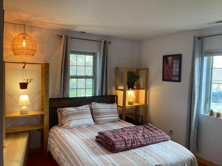 Dhoma e gjumit në katin e poshtëm aka "Dhoma e kanionit"