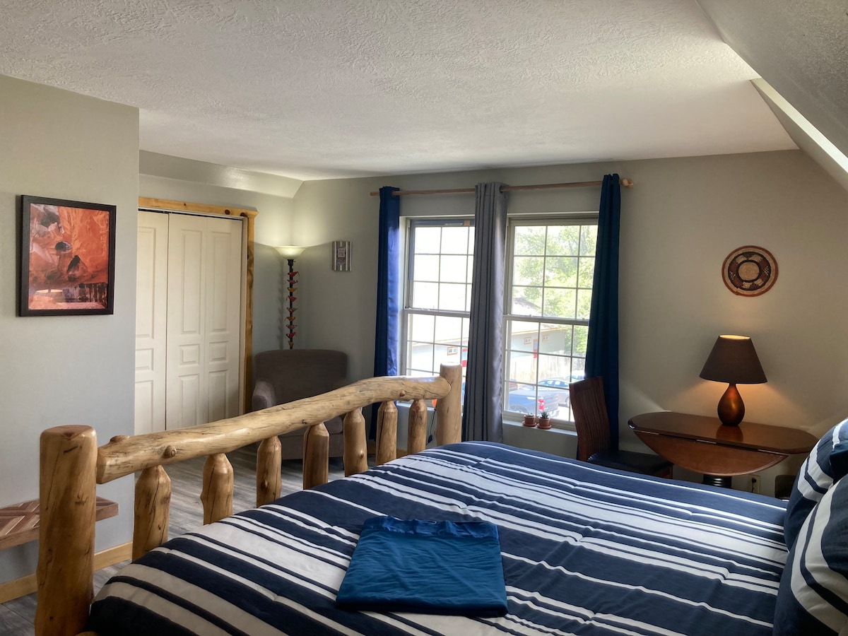 King Bed - კერძო სამაგისტრო კომპლექტი სრული აბაზანით (ანუ „მთის ოთახი“)